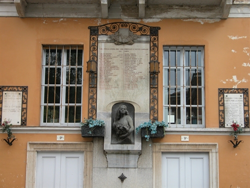Lapide ai Caduti.